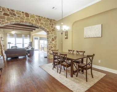 321 Westwood Drive - Photo Thumbnail 3