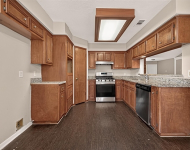 6423 Crakston Street - Photo Thumbnail 27