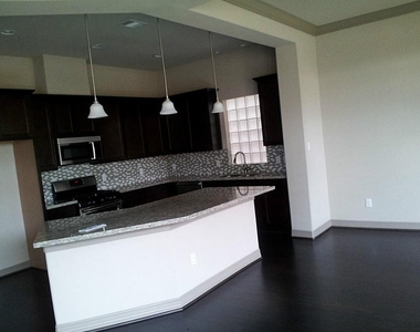 5747 Larkin Street - Photo Thumbnail 2