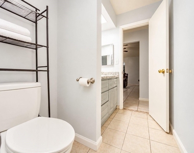 10550 Towneview Drive - Photo Thumbnail 7