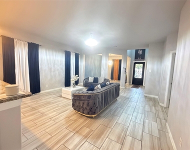 5402 Madison Lee Lane - Photo Thumbnail 3