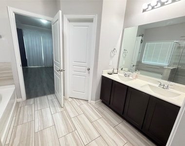 5402 Madison Lee Lane - Photo Thumbnail 11