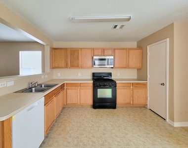 8106 Arrington Forest Lane - Photo Thumbnail 14