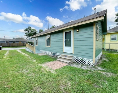 725 E 32nd 1/2 Street - Photo Thumbnail 21