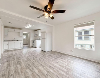 725 E 32nd 1/2 Street - Photo Thumbnail 5