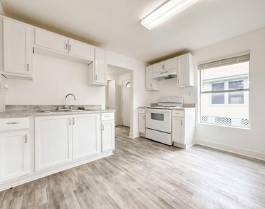 725 E 32nd 1/2 Street - Photo Thumbnail 7