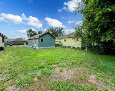 725 E 32nd 1/2 Street - Photo Thumbnail 19