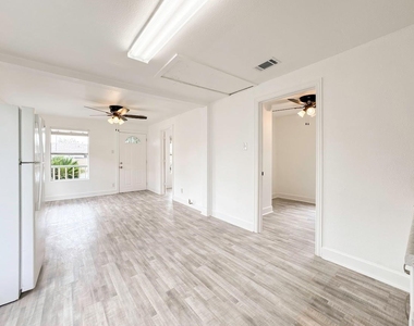725 E 32nd 1/2 Street - Photo Thumbnail 10