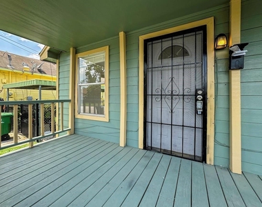 725 E 32nd 1/2 Street - Photo Thumbnail 2