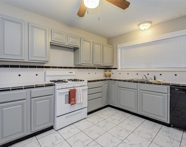 2219 Wakefield Drive - Photo Thumbnail 7