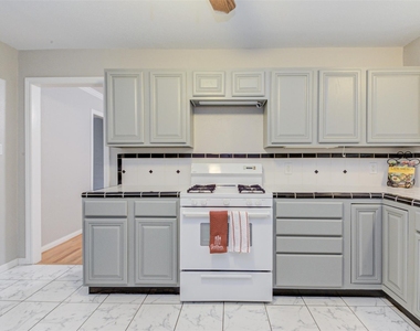 2219 Wakefield Drive - Photo Thumbnail 8