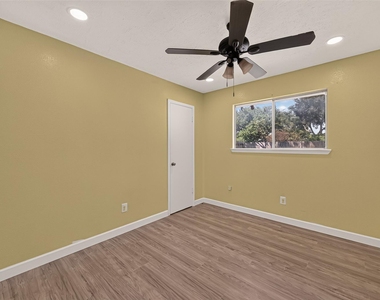 7402 Londres Drive - Photo Thumbnail 24