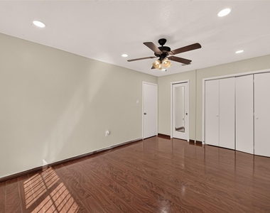 7402 Londres Drive - Photo Thumbnail 29