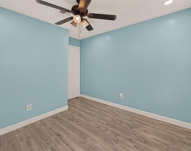 7402 Londres Drive - Photo Thumbnail 23