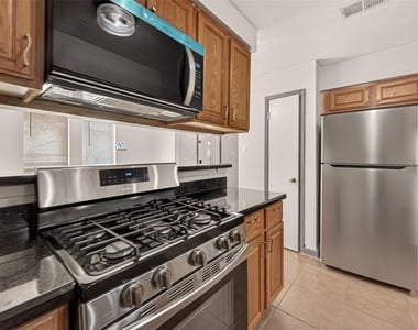 7402 Londres Drive - Photo Thumbnail 12