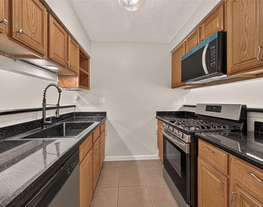 7402 Londres Drive - Photo Thumbnail 9