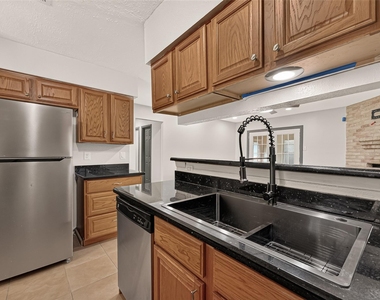 7402 Londres Drive - Photo Thumbnail 11