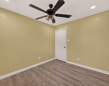 7402 Londres Drive - Photo Thumbnail 25