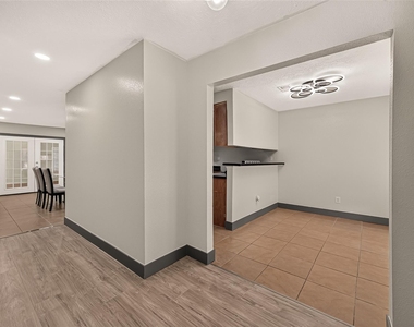 7402 Londres Drive - Photo Thumbnail 4