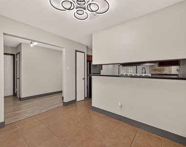 7402 Londres Drive - Photo Thumbnail 6