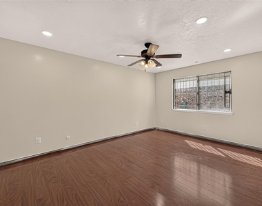 7402 Londres Drive - Photo Thumbnail 27