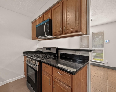 7402 Londres Drive - Photo Thumbnail 8