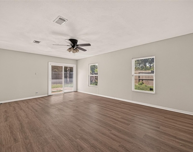 7402 Londres Drive - Photo Thumbnail 18