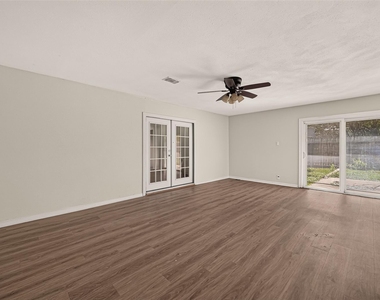 7402 Londres Drive - Photo Thumbnail 19