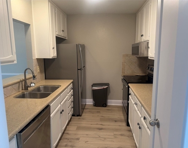 18210 Heritage Lane - Photo Thumbnail 5