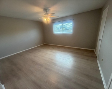 18210 Heritage Lane - Photo Thumbnail 12
