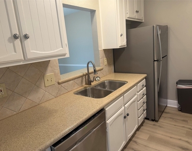 18210 Heritage Lane - Photo Thumbnail 4