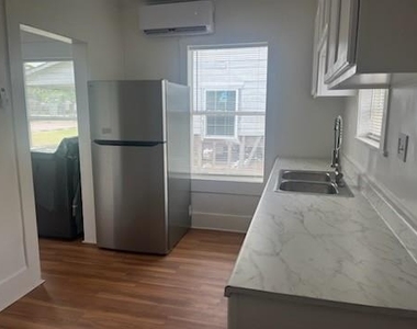 718 W 4th Street - Photo Thumbnail 1