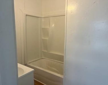 718 W 4th Street - Photo Thumbnail 3