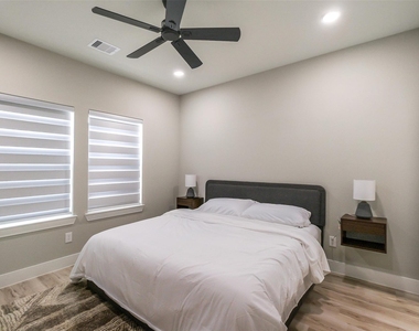 8328 Mariah Street - Photo Thumbnail 6