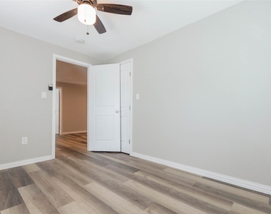 908 Jewett Street - Photo Thumbnail 12