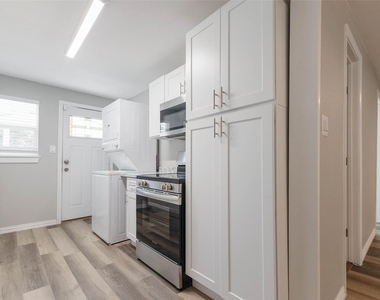 908 Jewett Street - Photo Thumbnail 7