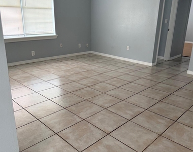 818 N Commerce Street - Photo Thumbnail 2