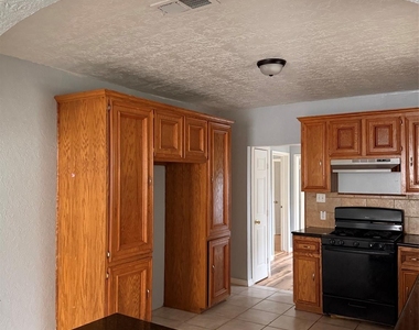 818 N Commerce Street - Photo Thumbnail 5