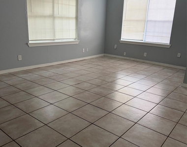 818 N Commerce Street - Photo Thumbnail 1
