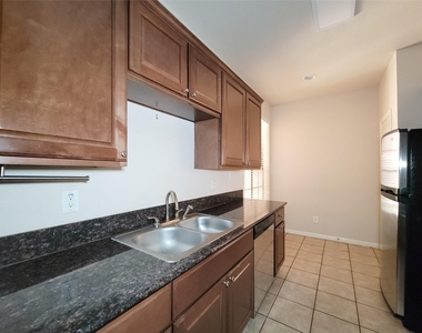 2255 Braeswood Park - Photo Thumbnail 16