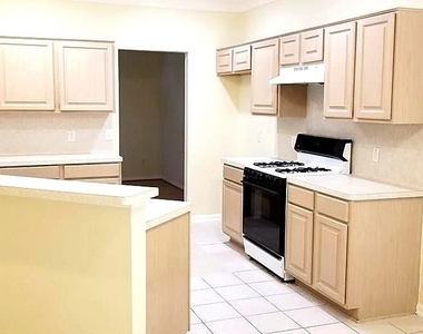 4002 Tamarack Place - Photo Thumbnail 6