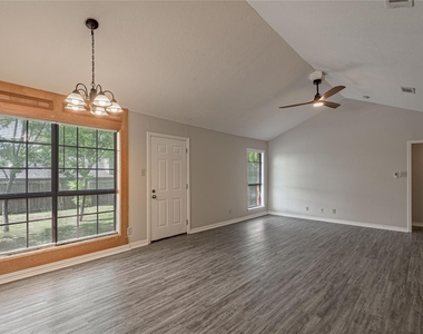 610 Normal Park Drive - Photo Thumbnail 7