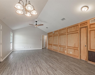 610 Normal Park Drive - Photo Thumbnail 6
