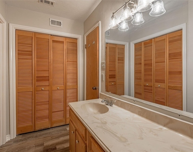 610 Normal Park Drive - Photo Thumbnail 13