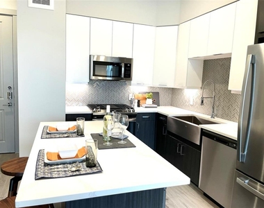 401 W 25th St Street - Photo Thumbnail 5