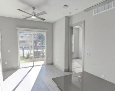 401 W 25th St Street - Photo Thumbnail 7