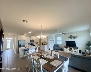309 Wiregrass Avenue W - Photo Thumbnail 2