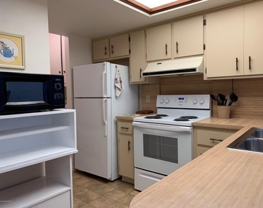 418 Hawthorne Court - Photo Thumbnail 13