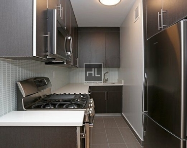 West 53 Street - Photo Thumbnail 3
