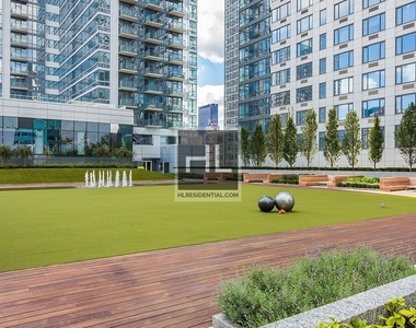West 42 Street - Photo Thumbnail 4